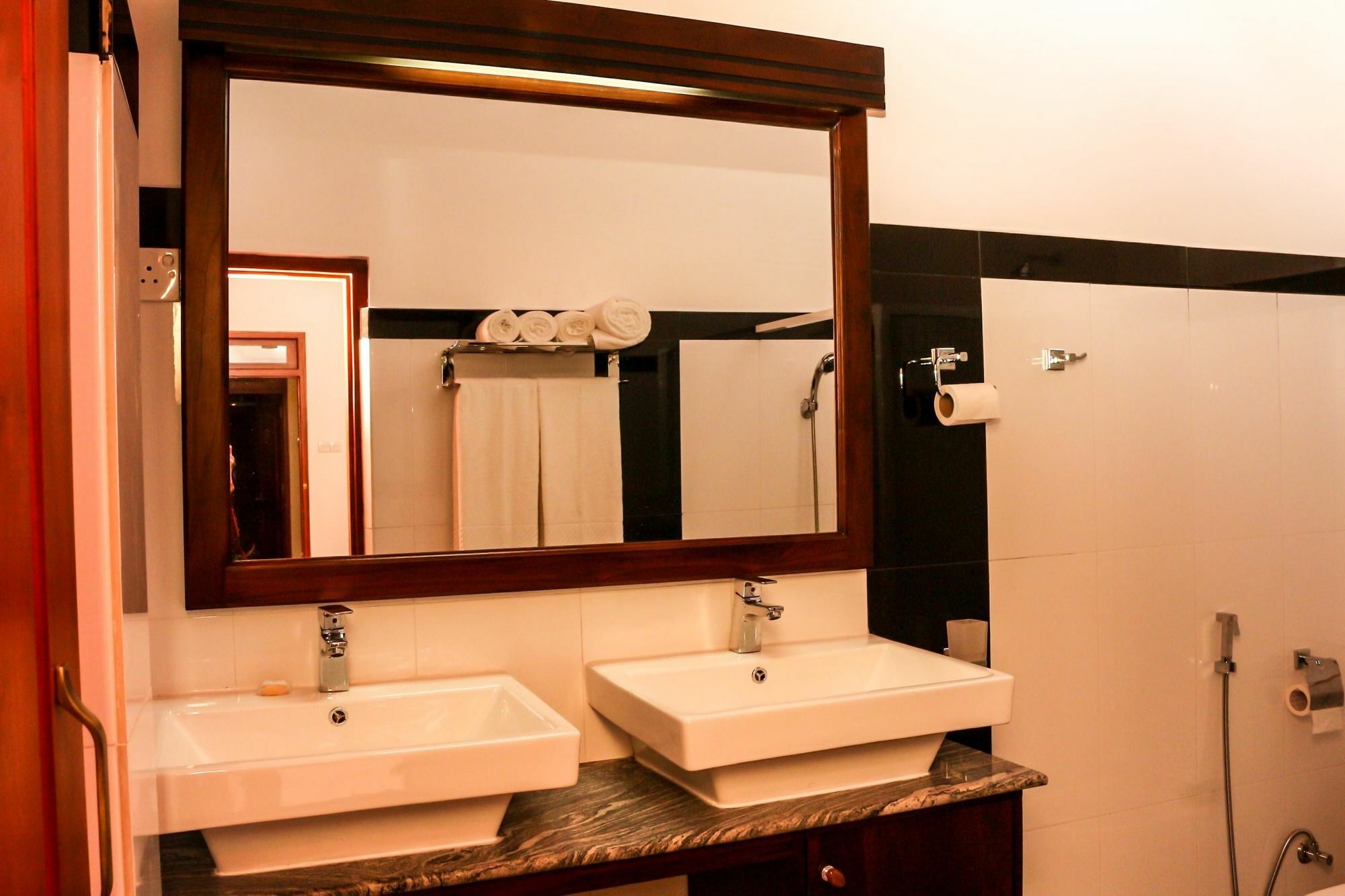 Vin Roma Inn Канди Экстерьер фото
